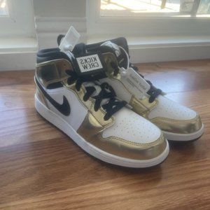 Boys Air Jordan 1 Mid SE GS 'Metallic Gold'